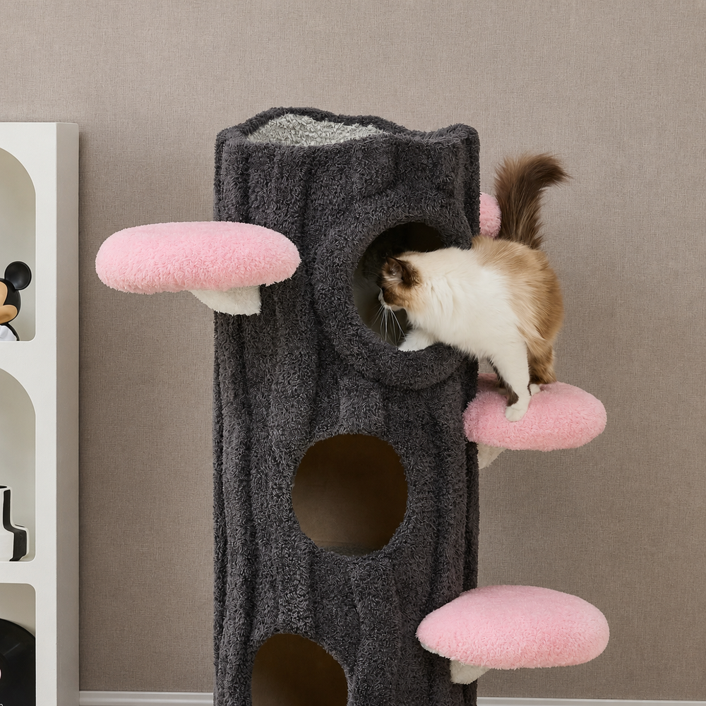 幹のような起毛素材の上でくつろぐ猫|通天タワーの木製キャットタワーの質感