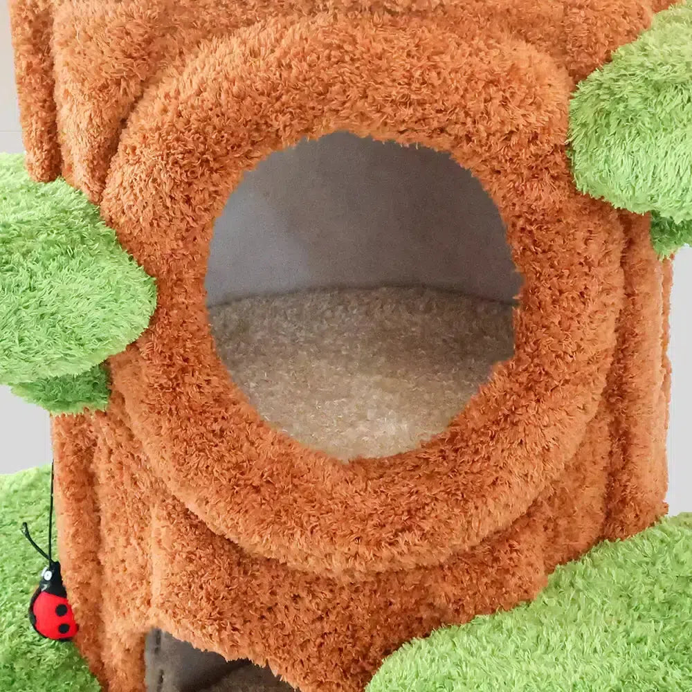 木にのる通天タワーのハウス内部。柔らか素材で猫が安心して過ごせる空間。