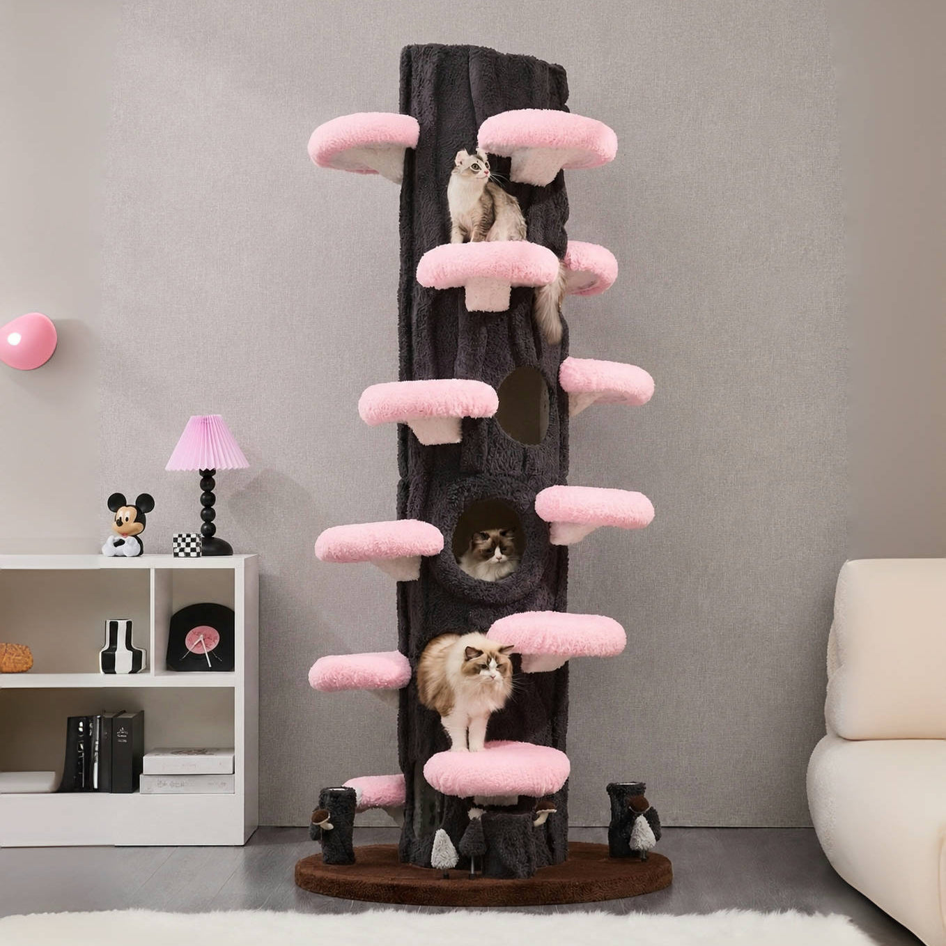 大型キャットタワーと、キャットカートその他、写真に写る物 桜にのる】高級キャットタワー｜大型猫・多頭飼いにおすすめ｜通天