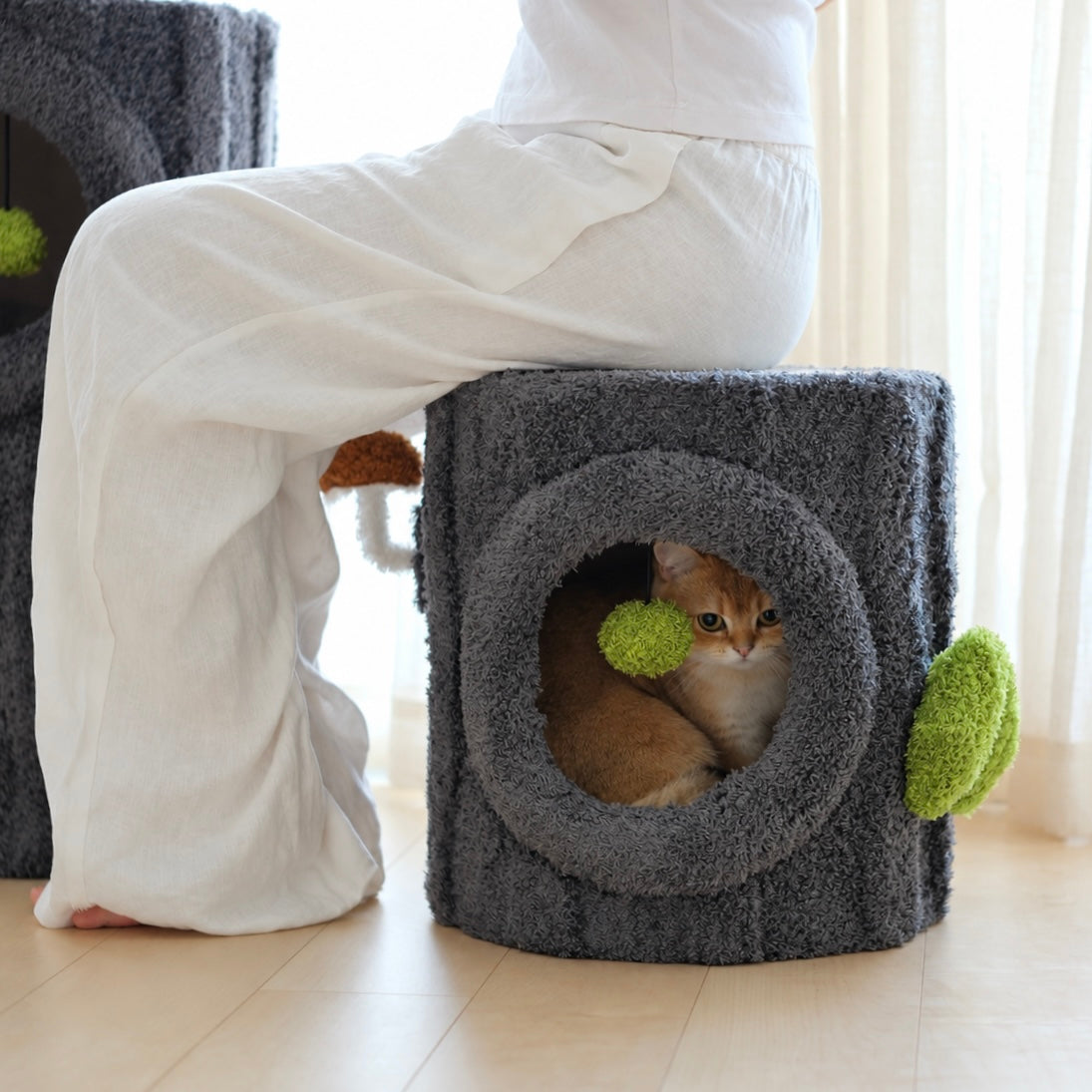 腰かける場所に、猫の隠れ家を。
