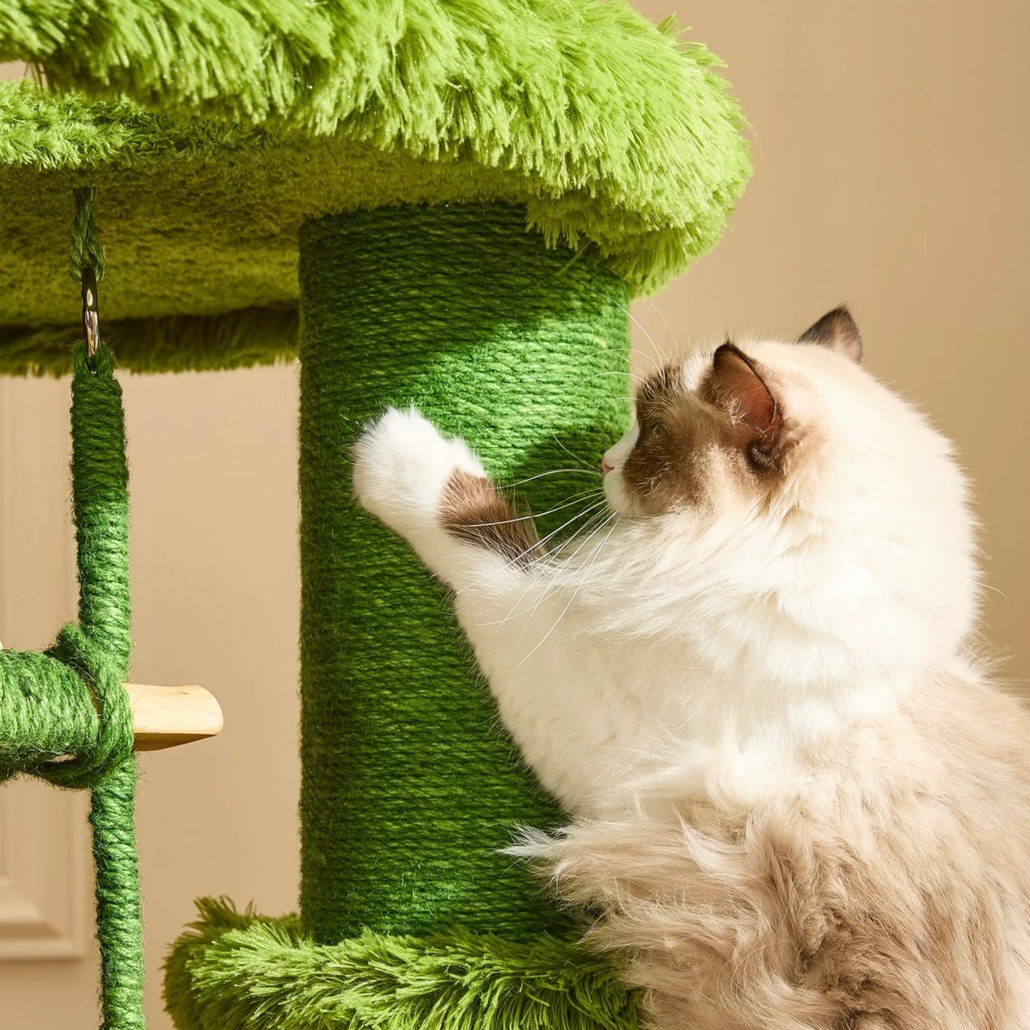猫が麻縄ポールで爪とぎできる、魔法の森シリーズの大型ツリーハウス型キャットタワー